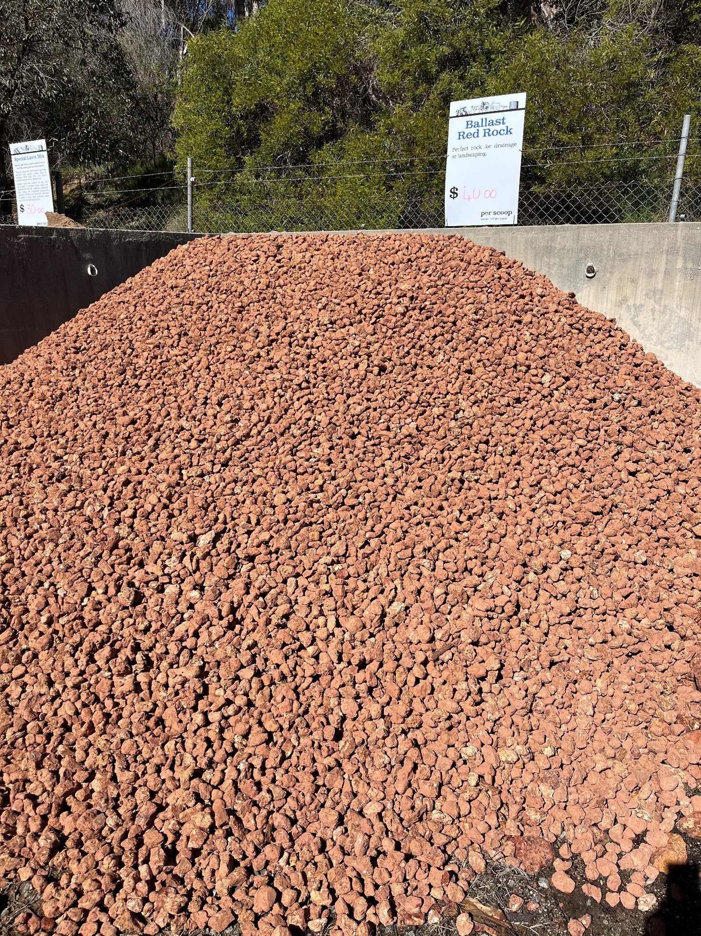 BALLAST RED ROCK 20MM-40MM (PER SCOOP)